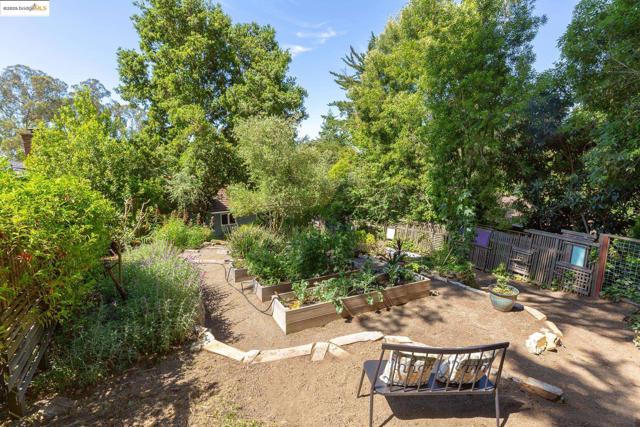 5801 Balboa Dr, Oakland CA: https://media.crmls.org/mediaz/026384b6-cbdf-4df4-a583-2b2a103ce13a.jpg