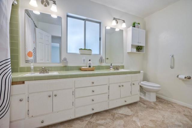 11668 Altoona Dr, El Cajon CA: https://media.crmls.org/mediaz/0263b1c7-e264-4935-bbc3-84140fd946f3.jpg