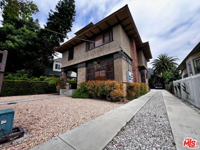 2108 Oak Street, Los Angeles CA: https://media.crmls.org/mediaz/02640014-cbce-4980-bceb-43f7221a07b9.jpg