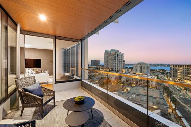 888 W E St, San Diego CA: https://media.crmls.org/mediaz/02640feb-94d8-4dc0-b3c0-0b8529c697ce.jpg