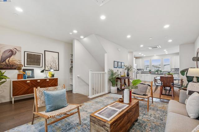 1815 Balsa St, Alameda CA: https://media.crmls.org/mediaz/0264fe60-a34e-47ae-884e-abb8bc64bca0.jpg