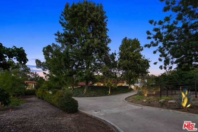 431 Montana Circle, Ojai CA: https://media.crmls.org/mediaz/0265277b-8e22-49a2-abc3-b8238e0230f6.jpg