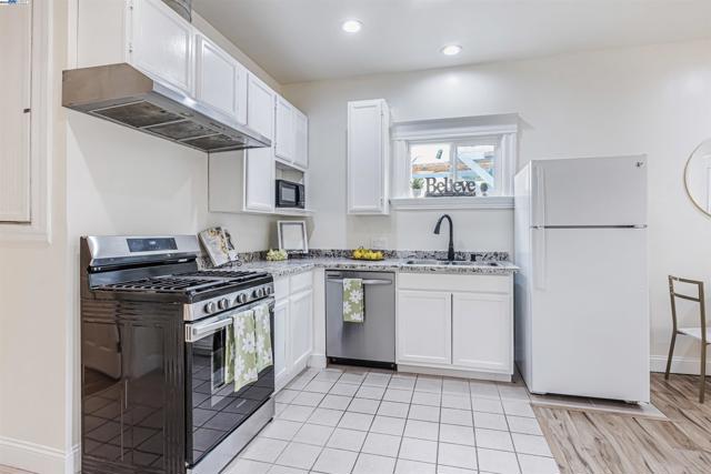 2211 24Th Ave, Oakland CA: https://media.crmls.org/mediaz/02657984-d3c3-4122-89f5-0a643319b7d5.jpg