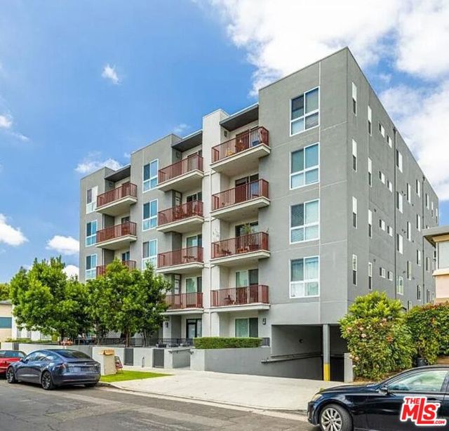 1215 S Bedford Avenue, Los Angeles CA: https://media.crmls.org/mediaz/026597ab-220e-47a7-9ab8-45ac05104beb.jpg