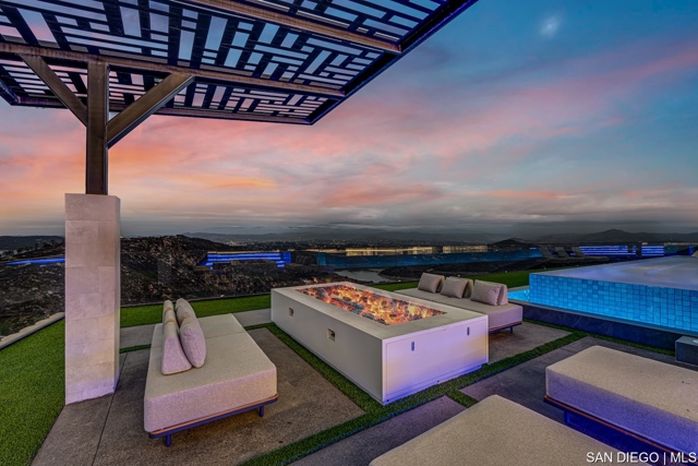 18386 Avenida Apice, Rancho Santa Fe CA: https://media.crmls.org/mediaz/02661060-f562-49a8-96ce-d258ca8582b8.jpg