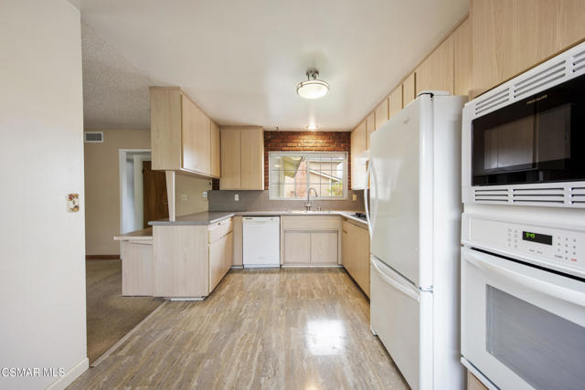 2152 Rockdale Avenue, Simi Valley CA: https://media.crmls.org/mediaz/0266fb8e-5e9c-4803-98af-ab55762a7543.jpg