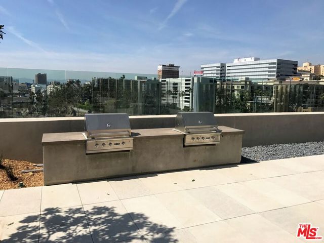 889 Francisco Street, Los Angeles CA: https://media.crmls.org/mediaz/02682287-7407-46ad-b980-5267bcfda43d.jpg
