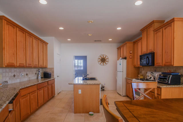 1224 Red Sea Avenue, Thermal CA: https://media.crmls.org/mediaz/0268258d-2fcb-4aa0-a374-fbf16d5fa78f.jpg