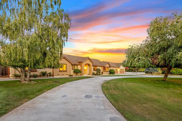 12320 Highland Estates Lane, San Martin CA: https://media.crmls.org/mediaz/026883e6-79ac-4f2f-871e-e41730d3005b.jpg