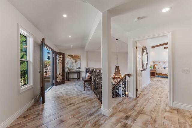 6817 Vianda Ct Court, Carlsbad CA: https://media.crmls.org/mediaz/02688c00-9835-4012-8d69-e3d44fd6428e.jpg