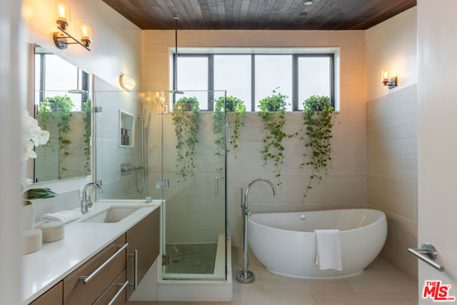 520 Broadway Street, Venice CA: https://media.crmls.org/mediaz/0268b17a-1208-4988-a4ba-aa2d2ab6ba2c.jpg