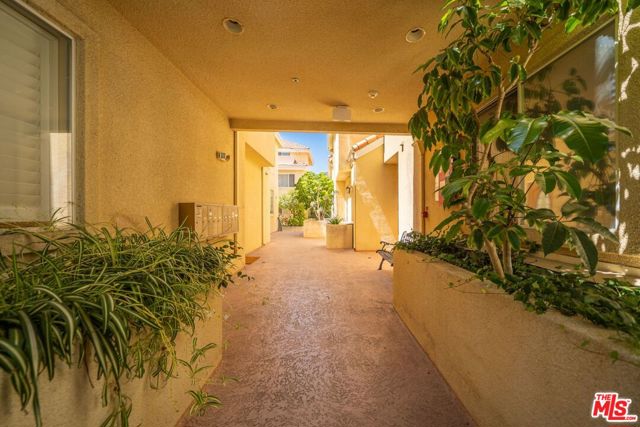 2716 Honolulu Avenue, Montrose CA: https://media.crmls.org/mediaz/02691919-14f0-46f1-bb46-954456f701b3.jpg