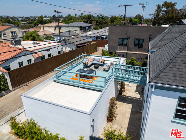 519 1/2 Rose Avenue, Venice CA: https://media.crmls.org/mediaz/0269cfd9-a39d-493e-a0c9-3e809f0eb232.jpg