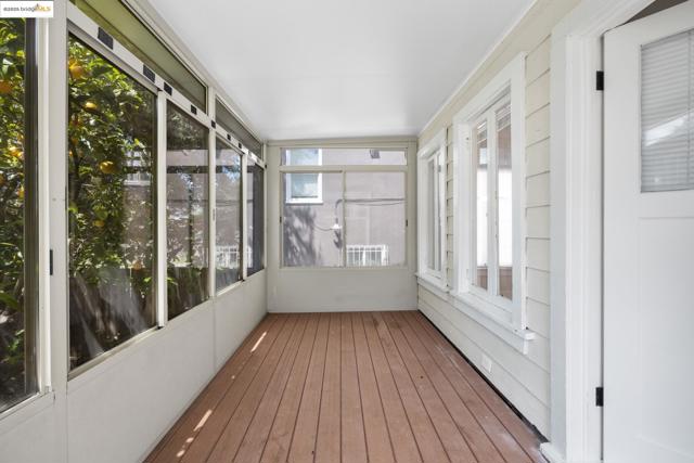 271 38Th St, Oakland CA: https://media.crmls.org/mediaz/026b40ea-e4ae-4f88-aab6-6192f6284cb3.jpg