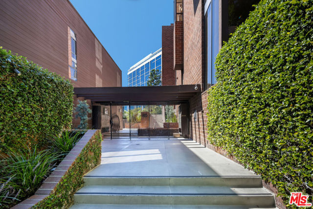 1033 Carol Drive, West Hollywood CA: https://media.crmls.org/mediaz/026cc584-89d3-4c2a-a001-0f63d1ce00c5.jpg