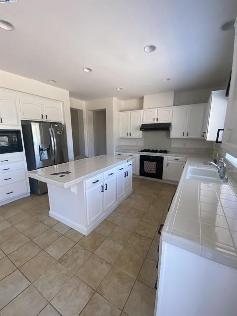 2732 Breaker Ln, Hayward CA: https://media.crmls.org/mediaz/026d43ec-deac-448c-b349-ee66d3021f6f.jpg
