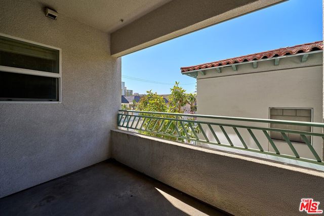 906 S Serrano Avenue, Los Angeles CA: https://media.crmls.org/mediaz/026e0a5f-89a0-4bb5-8260-b0d452d8c08b.jpg