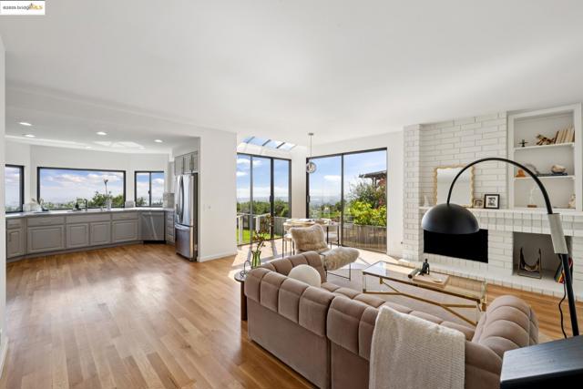 6019 Ridgemont Dr, Oakland CA: https://media.crmls.org/mediaz/026e2b2b-ecf9-4c48-a529-3dd210c36660.jpg