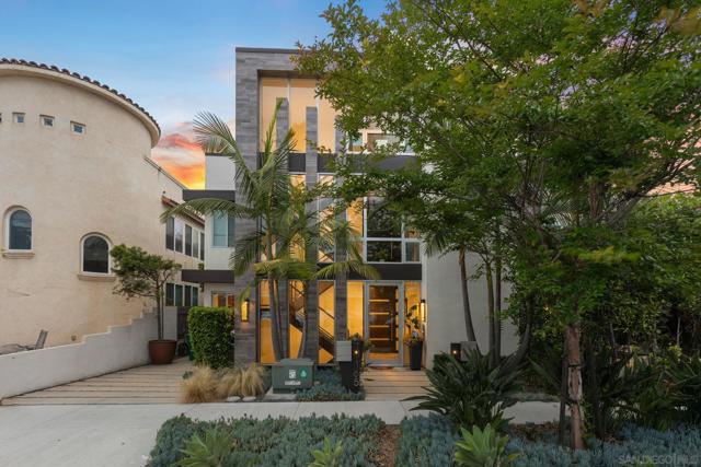 165 Pine Ave, Carlsbad CA: https://media.crmls.org/mediaz/026e4068-df72-4f12-9c4d-40aedc441f41.jpg