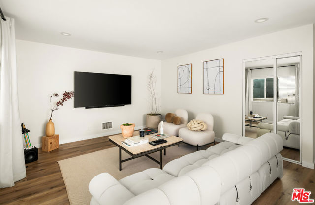 151 S Rexford Drive, Beverly Hills CA: https://media.crmls.org/mediaz/026e6ab2-4504-4534-857f-0f67ec6c7d58.jpg