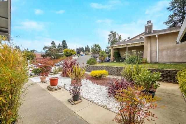 22633 Mossy Rock Drive, Hayward CA: https://media.crmls.org/mediaz/026e75cf-a355-4eb3-909b-0e3f6cc7ecb2.jpg