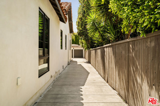 459 N Crescent Heights Boulevard, Los Angeles CA: https://media.crmls.org/mediaz/026f4fe9-da2e-4d0d-8613-0d4921adf079.jpg