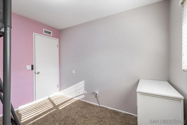220 Eveningside Gln, Escondido CA: https://media.crmls.org/mediaz/02709ba5-0619-4735-9b66-ac690872354c.jpg