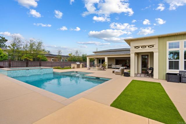 956 Urania Avenue, Encinitas CA: https://media.crmls.org/mediaz/027102be-336e-42c5-8371-cc6a4046092e.jpg
