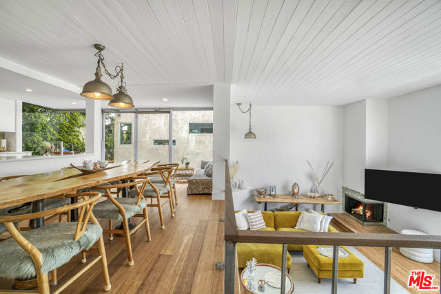 657 Mildred Avenue, Venice CA: https://media.crmls.org/mediaz/02710bf6-87a0-4389-bb35-3d7c1612973c.jpg