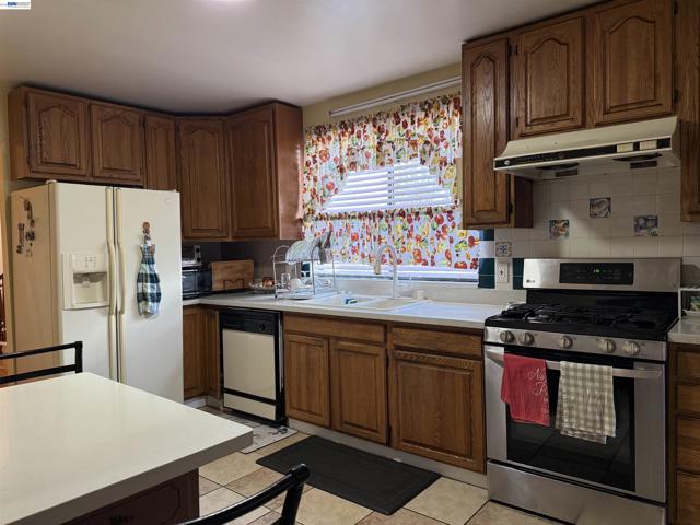 663 25TH Street, Oakland CA: https://media.crmls.org/mediaz/02726ec4-f16c-4d25-a204-b35b64c4cce9.jpg