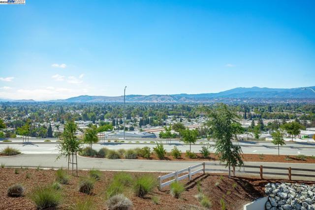 3077 Valley Of Hearts Del Pl, San Jose CA: https://media.crmls.org/mediaz/027331a9-58b1-4443-8a9e-2c28ddb4ea0d.jpg