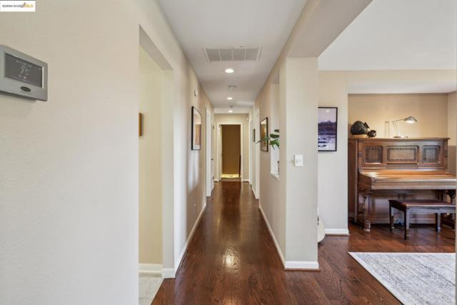 1037 Silverhill Dr, Lafayette CA: https://media.crmls.org/mediaz/02737d88-bd45-4aca-968b-63083a6bbb55.jpg