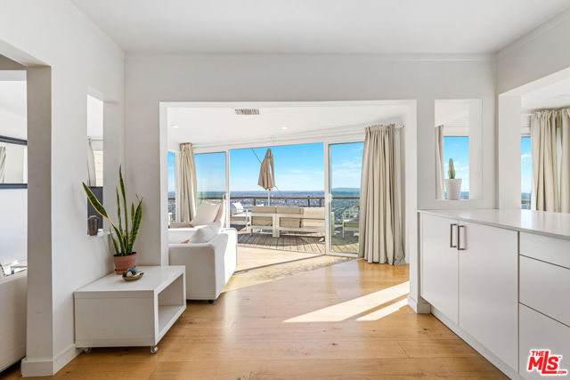8494 Cole Crest Drive, Los Angeles CA: https://media.crmls.org/mediaz/02740ee9-2721-4a5b-9487-7250aad59975.jpg