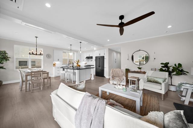 812 N Cleveland Street, Oceanside CA: https://media.crmls.org/mediaz/0276fa1d-9a21-403c-825a-678d093f4b29.jpg