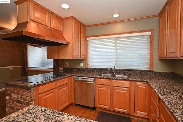 44 Oak Hill Cir, Oakland CA: https://media.crmls.org/mediaz/0277087e-d2fb-42af-af18-59ac6197b852.jpg