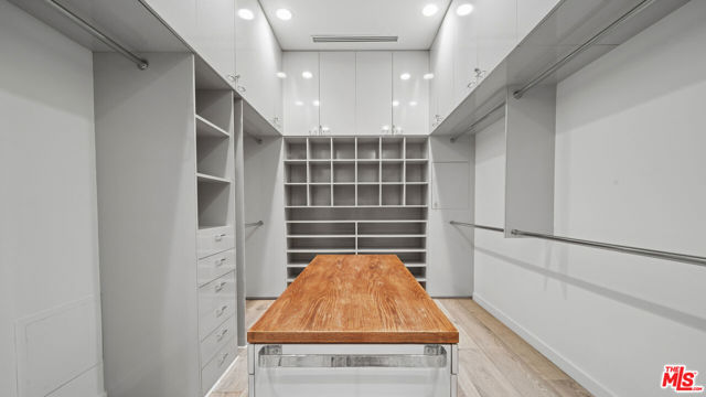 26814 Malibu Cove Colony Drive, Malibu CA: https://media.crmls.org/mediaz/02775ddf-efea-4a5e-9987-3b225ee00c1e.jpg