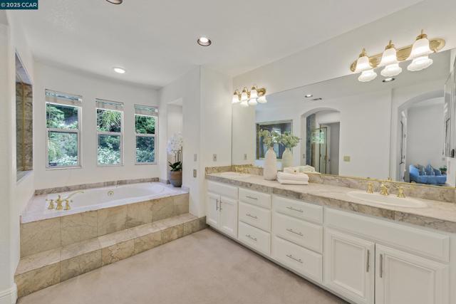 4253 Golden Oak Ct, Danville CA: https://media.crmls.org/mediaz/0277f967-5615-4f6b-98e0-721d28fa456b.jpg