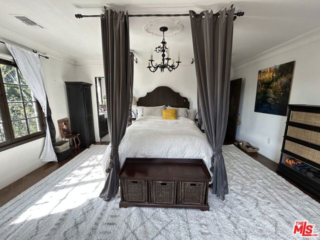 2080 1/2 Vine Street, Los Angeles CA: https://media.crmls.org/mediaz/02783540-ffb2-4ab5-98c2-80f0c26e41f4.jpg