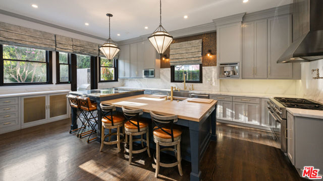 601 S Windsor Boulevard, Los Angeles CA: https://media.crmls.org/mediaz/0278c7c5-c87d-41a9-af5e-138244bbfbd6.jpg