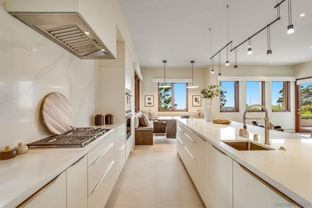 8070 La Jolla Scenic Dr N, La Jolla CA: https://media.crmls.org/mediaz/027941f7-bf02-43ba-b3d9-2caf4ef8be5f.jpg