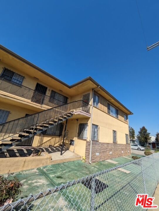 3305 W 21st Street, Los Angeles CA: https://media.crmls.org/mediaz/02799e74-1aa8-4362-9b27-cb6fa5184b86.jpg