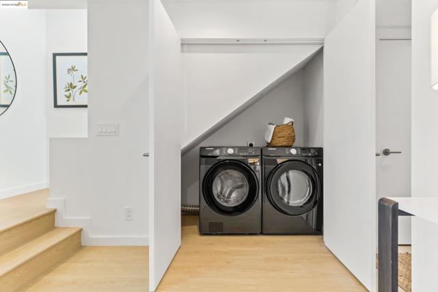 4031 Park Blvd, Oakland CA: https://media.crmls.org/mediaz/027a505a-45a1-4dc1-a0b8-3a107a067c09.jpg