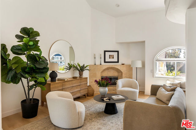 911 7th Street, Santa Monica CA: https://media.crmls.org/mediaz/027ab86a-b522-426f-84bd-e66dd1a7c2c8.jpg