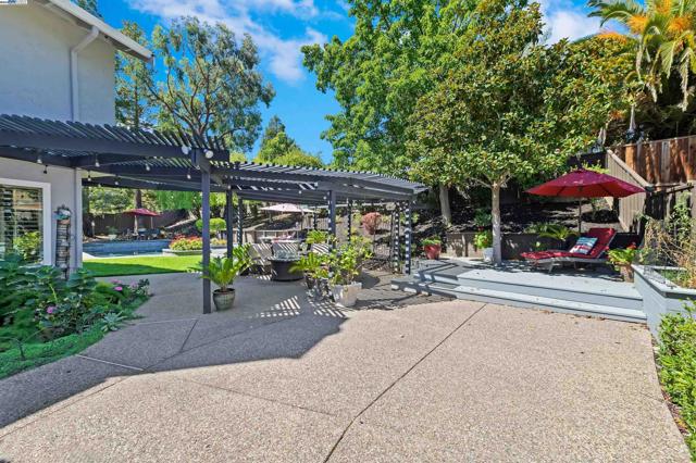 3338 Marsh Hawk Court, Pleasanton CA: https://media.crmls.org/mediaz/027b0adb-4644-432d-94d8-07e854db71e5.jpg