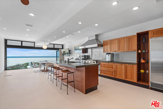 3817 Ocean Front Walk, Marina del Rey CA: https://media.crmls.org/mediaz/027b6f13-755d-47ec-ba63-1ece936cc8f9.jpg