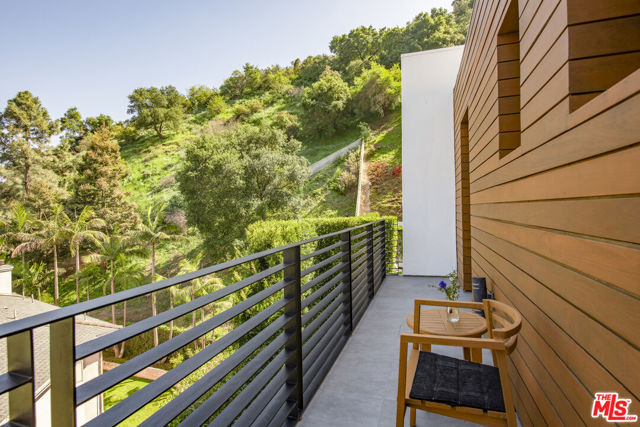 9852 San Circle, Beverly Hills CA: https://media.crmls.org/mediaz/027b7289-42b1-4718-872a-2e5ebaaccbca.jpg