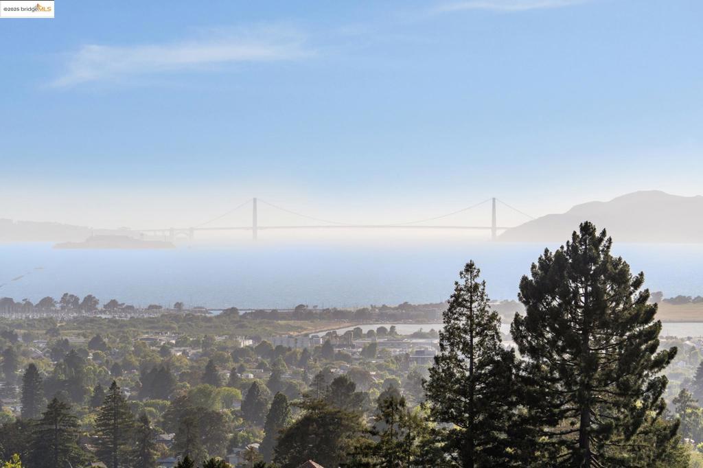 https://media.crmls.org/mediaz/027c612d-0293-4544-8d22-3ff88af46be5.jpg?preset=X-Large