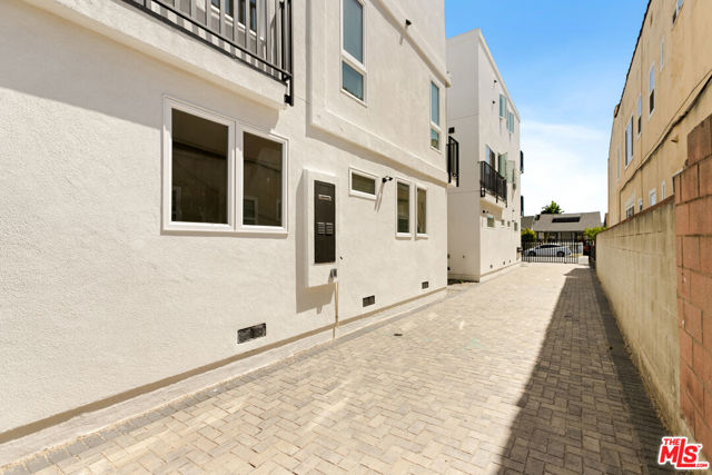 1615 2nd Avenue, Los Angeles CA: https://media.crmls.org/mediaz/027c667d-69cf-45d3-97cf-6af833468b2b.jpg
