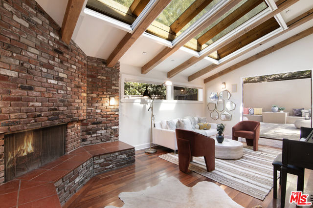 3908 Fairway Avenue, Studio City CA: https://media.crmls.org/mediaz/027caed7-9b72-4e6a-8ec8-1de236cf54d4.jpg