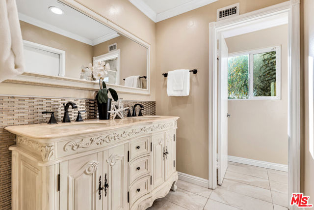 8333 Topeka Drive, Northridge CA: https://media.crmls.org/mediaz/027d4047-47ba-4100-ade2-b0707b65eeb5.jpg